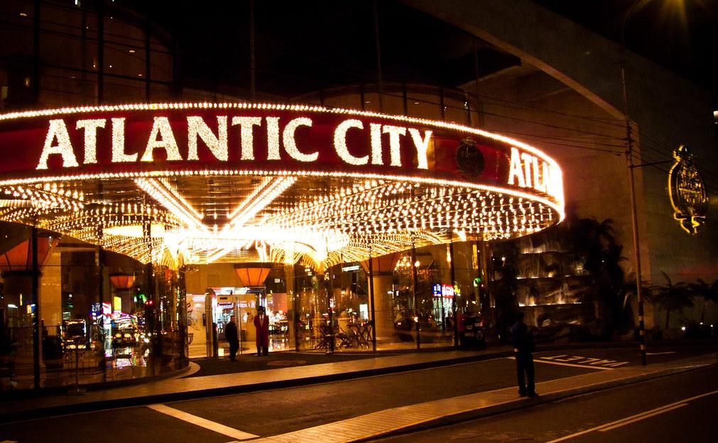 Marquesina iluminada de Atlantic City en la fachada del casino por la noche